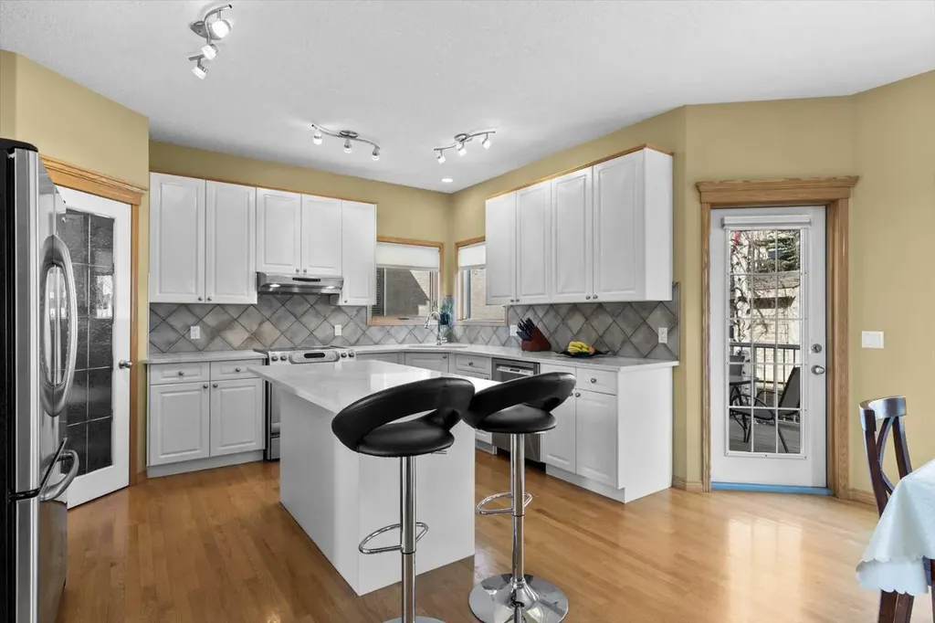 123 Schiller Crescent NW Calgary AB T3L 1W9