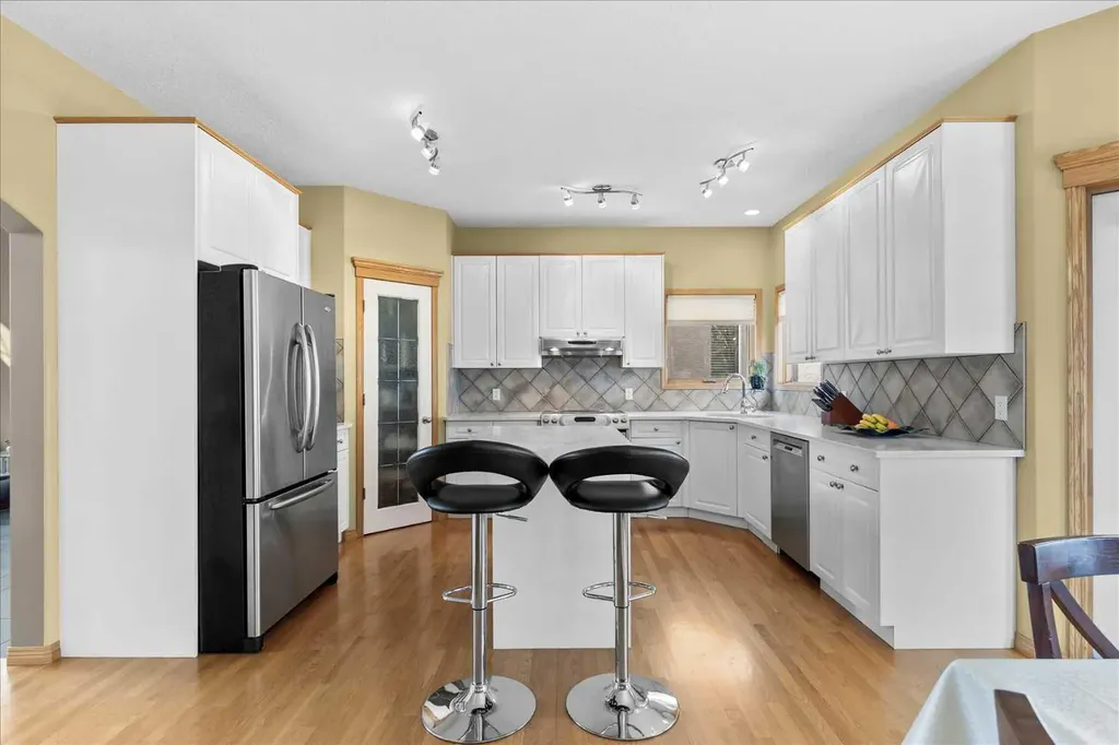 123 Schiller Crescent NW Calgary AB T3L 1W9