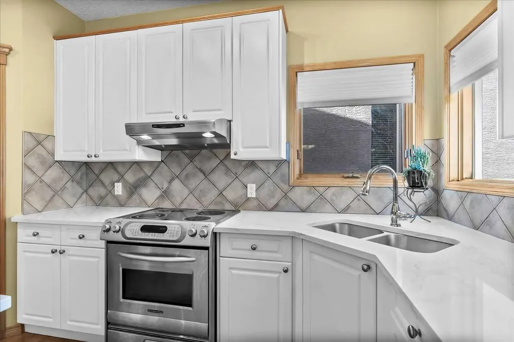 123 Schiller Crescent NW Calgary AB T3L 1W9