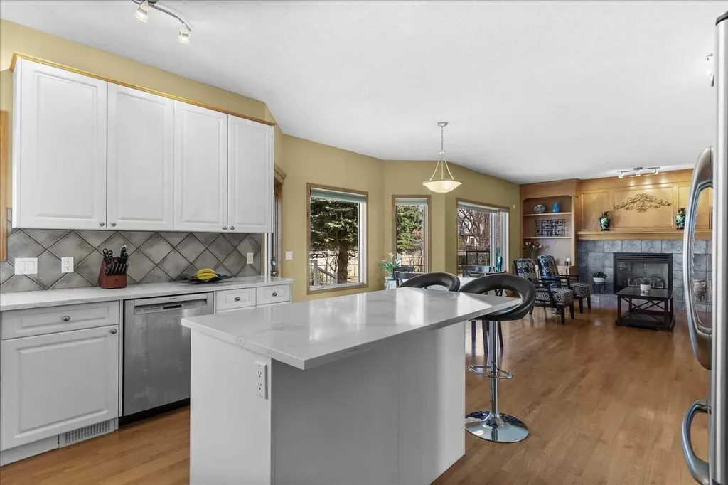 123 Schiller Crescent NW Calgary AB T3L 1W9