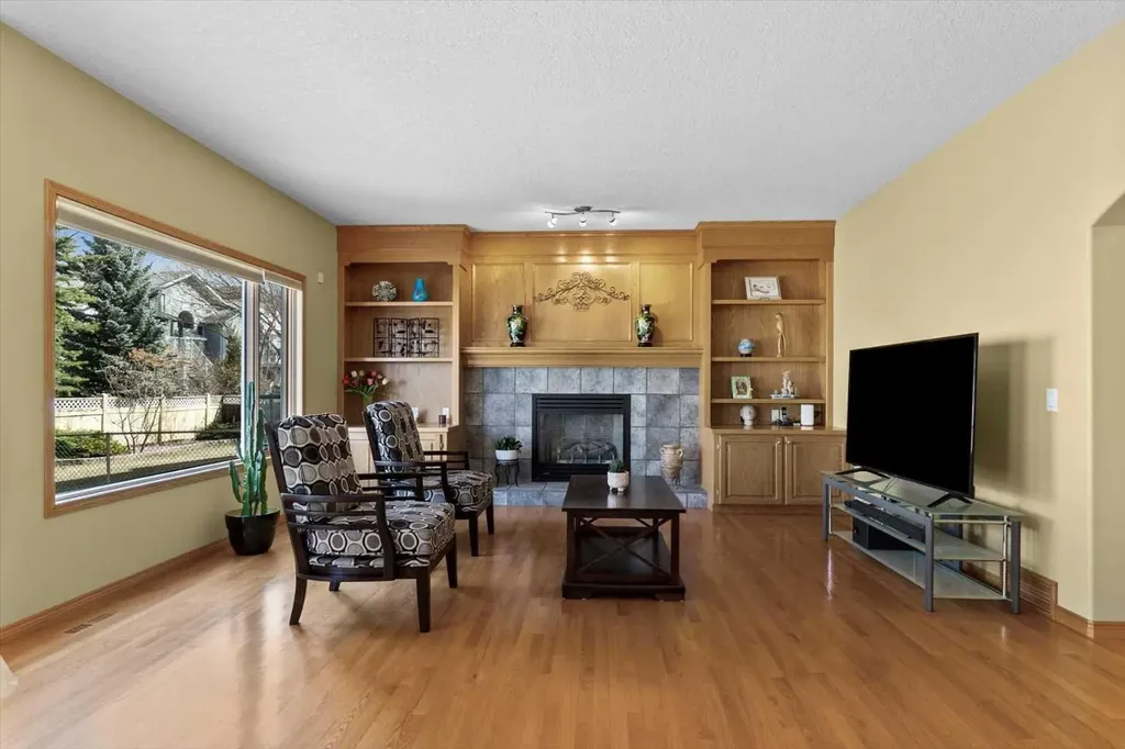 123 Schiller Crescent NW Calgary AB T3L 1W9