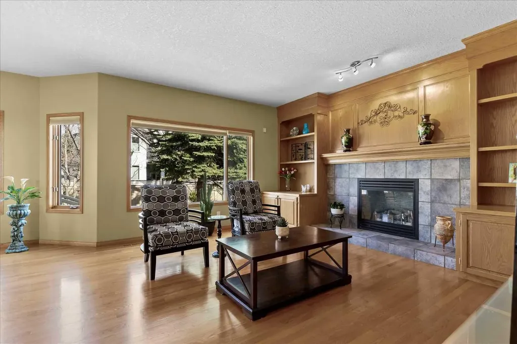 123 Schiller Crescent NW Calgary AB T3L 1W9