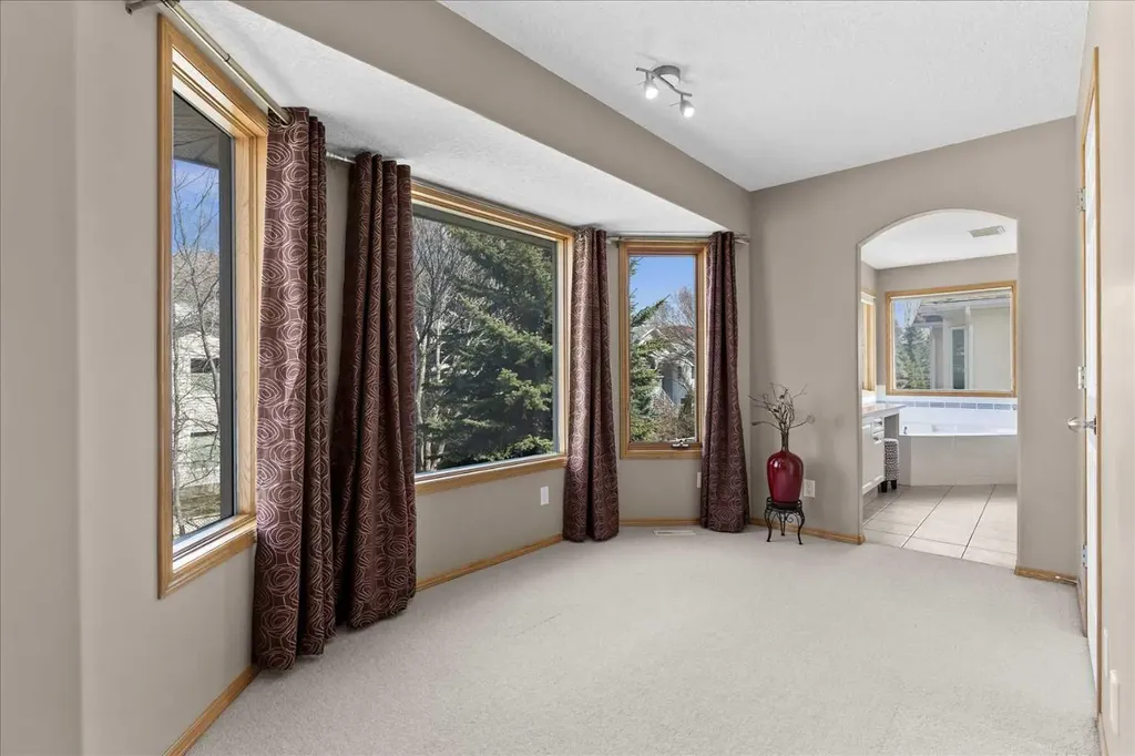 123 Schiller Crescent NW Calgary AB T3L 1W9
