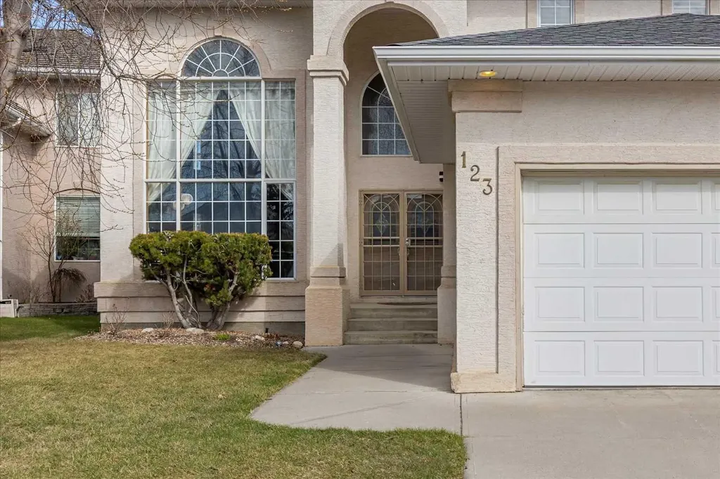 123 Schiller Crescent NW Calgary AB T3L 1W9