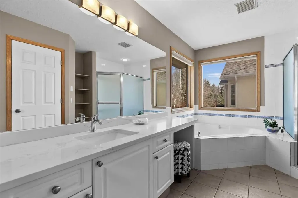 123 Schiller Crescent NW Calgary AB T3L 1W9