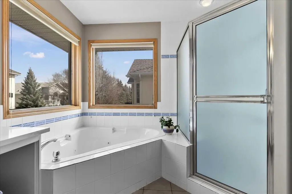 123 Schiller Crescent NW Calgary AB T3L 1W9