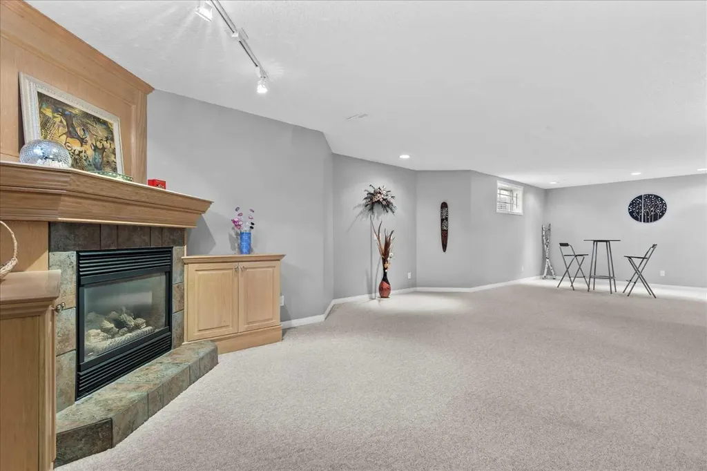 123 Schiller Crescent NW Calgary AB T3L 1W9