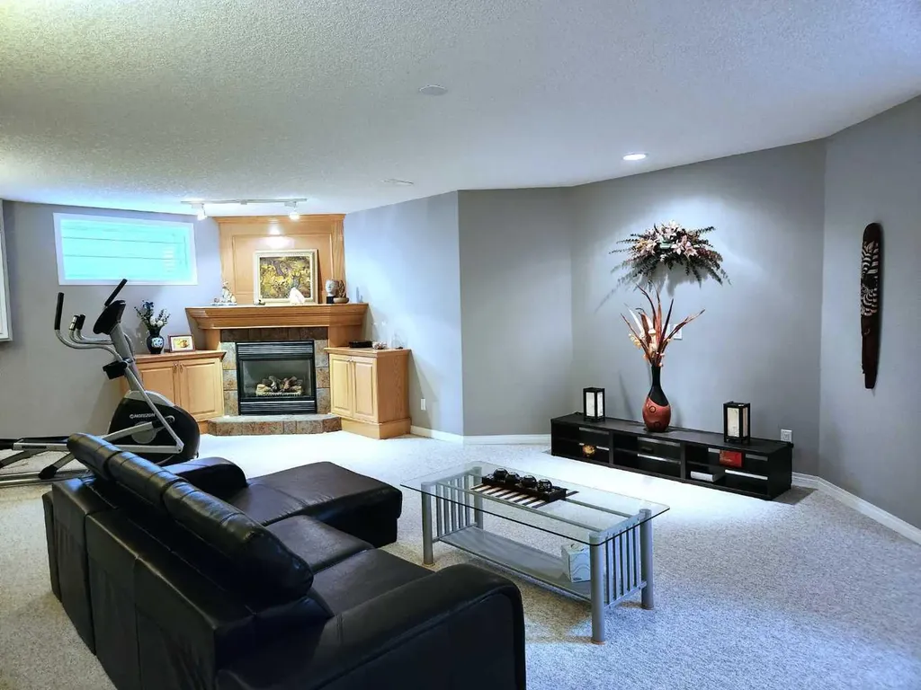 123 Schiller Crescent NW Calgary AB T3L 1W9