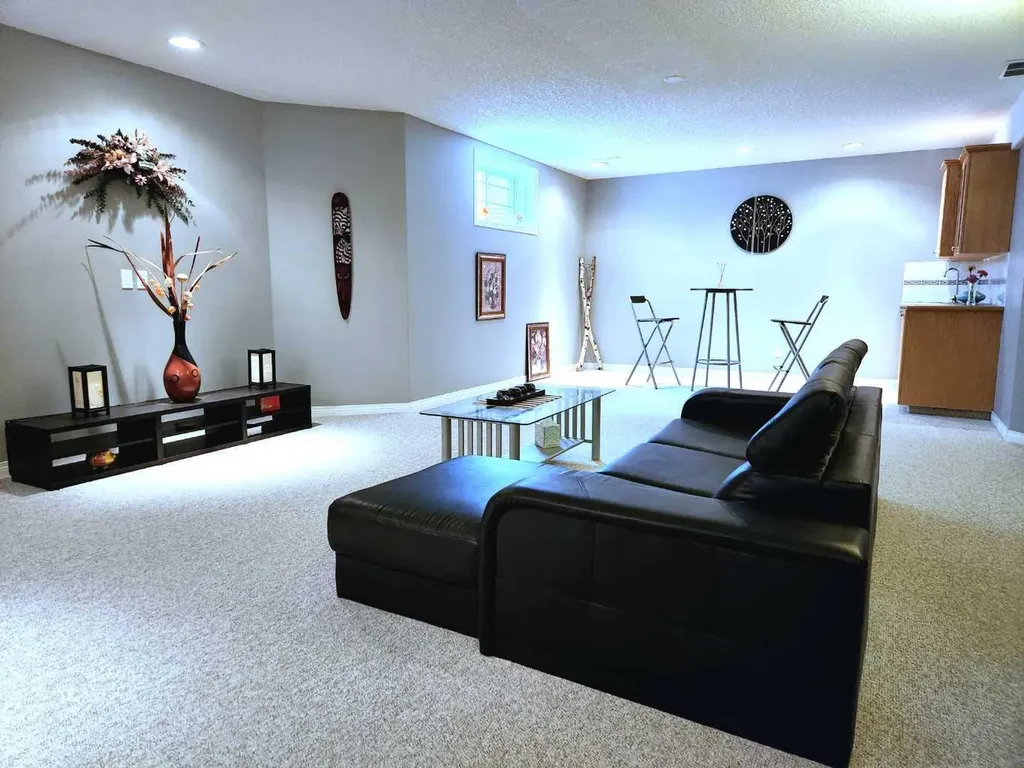 123 Schiller Crescent NW Calgary AB T3L 1W9
