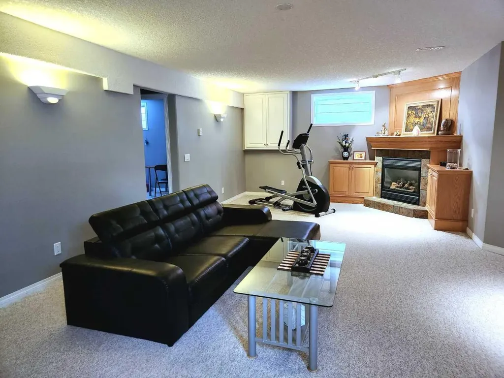 123 Schiller Crescent NW Calgary AB T3L 1W9