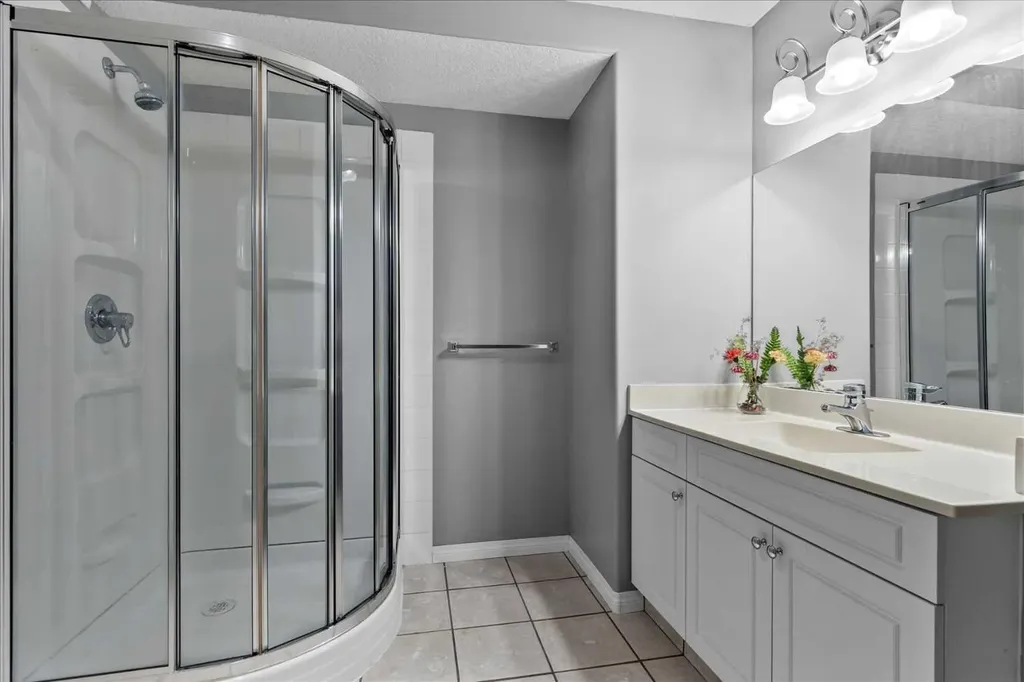 123 Schiller Crescent NW Calgary AB T3L 1W9