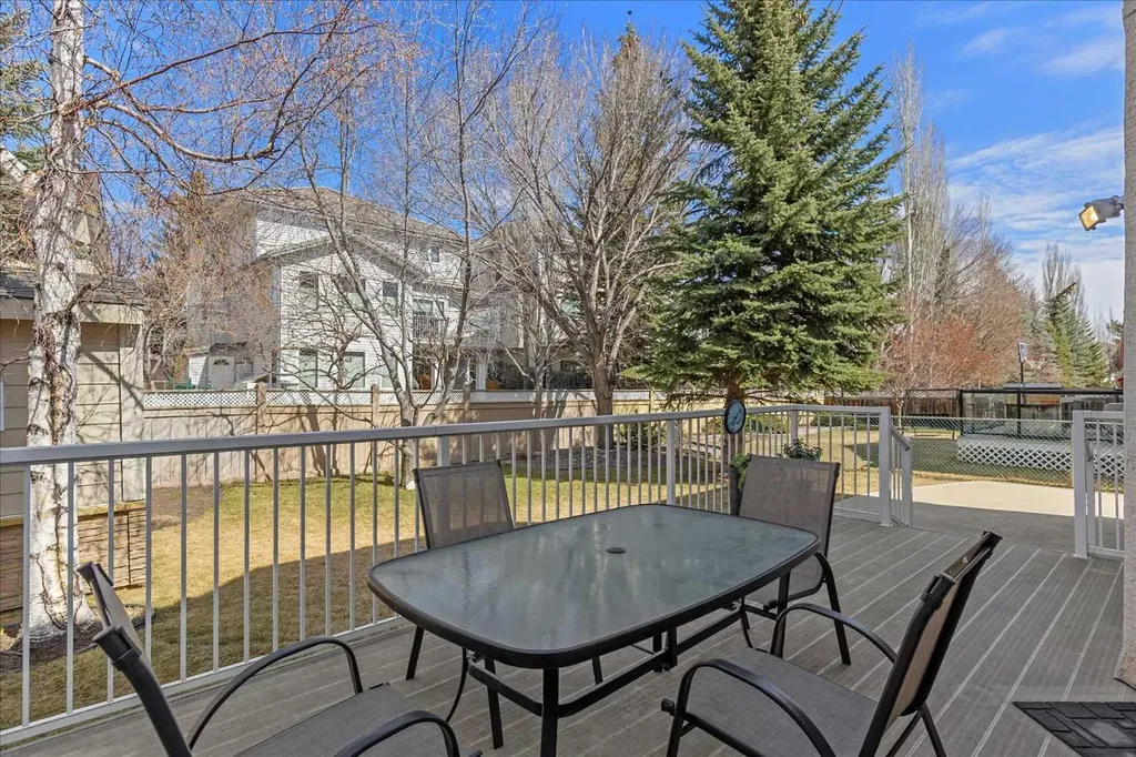 123 Schiller Crescent NW Calgary AB T3L 1W9