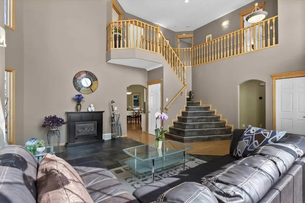 123 Schiller Crescent NW Calgary AB T3L 1W9