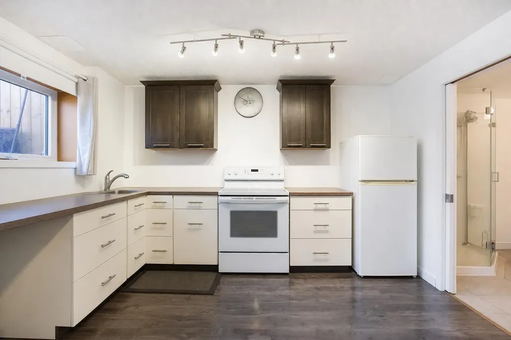 1144 Berkley Drive NW Calgary AB T3K 1E4
