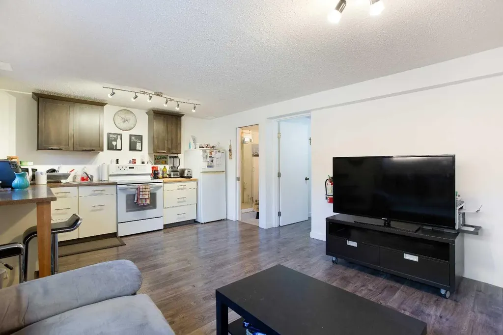 1144 Berkley Drive NW Calgary AB T3K 1E4
