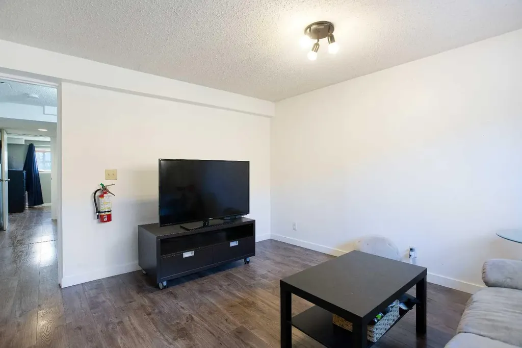 1144 Berkley Drive NW Calgary AB T3K 1E4