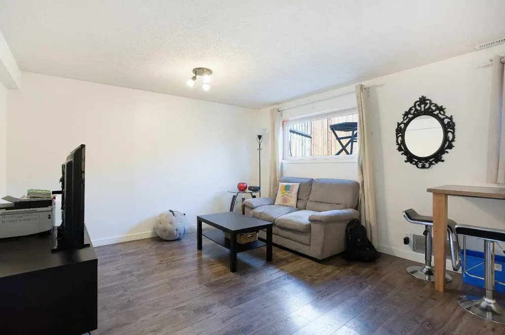 1144 Berkley Drive NW Calgary AB T3K 1E4