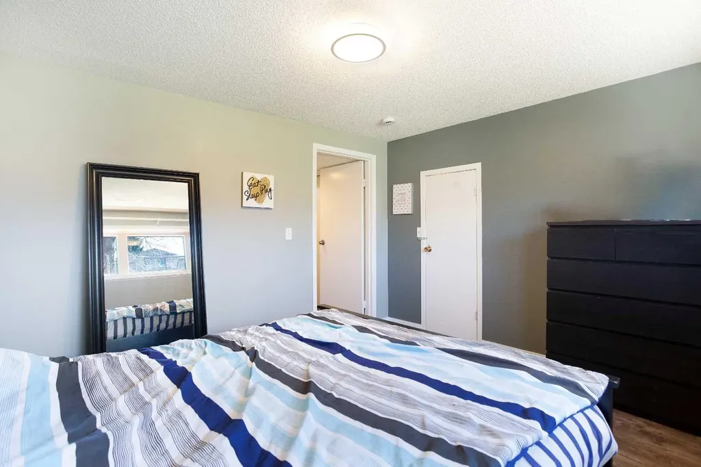1144 Berkley Drive NW Calgary AB T3K 1E4