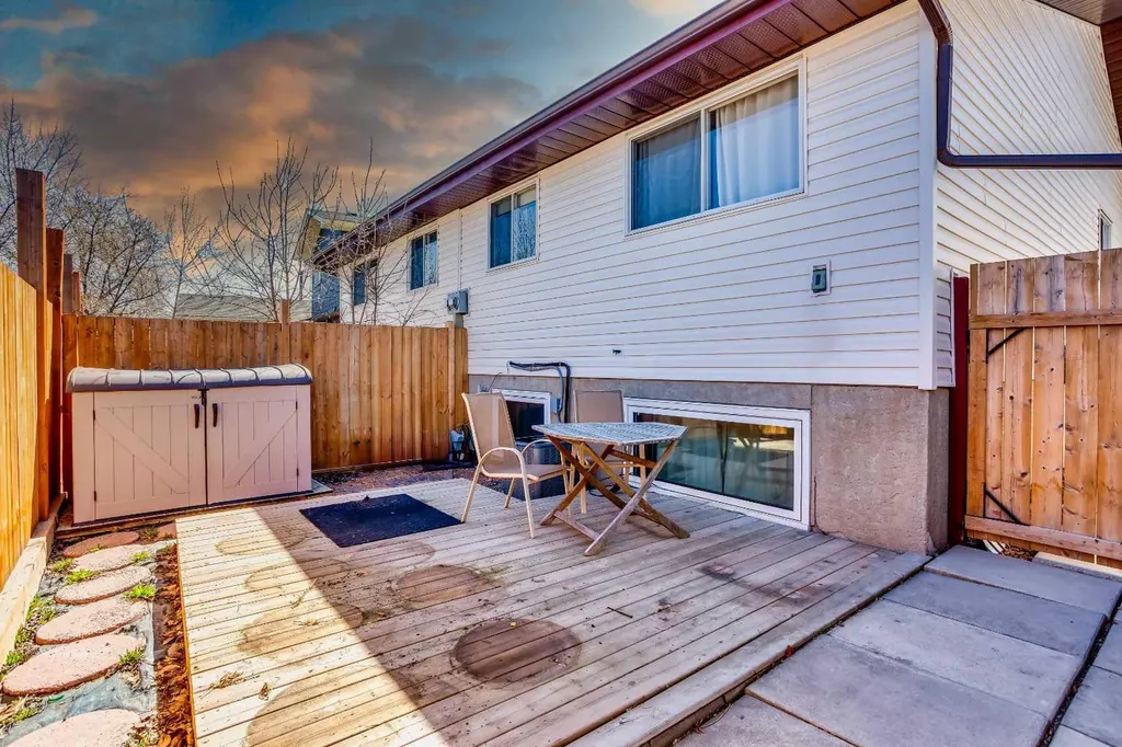 1144 Berkley Drive NW Calgary AB T3K 1E4
