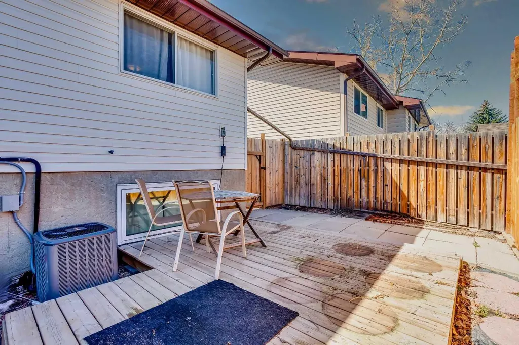 1144 Berkley Drive NW Calgary AB T3K 1E4