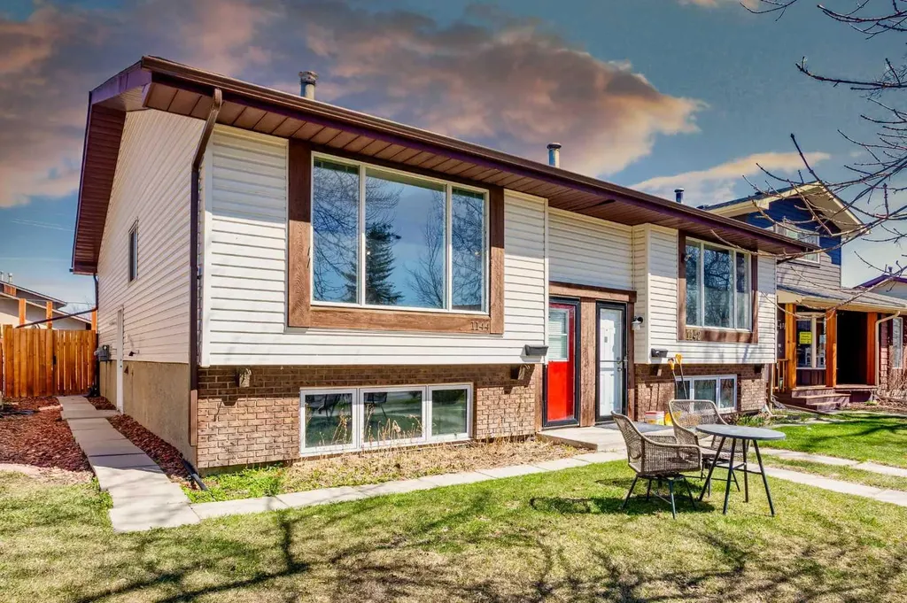 1144 Berkley Drive NW Calgary AB T3K 1E4