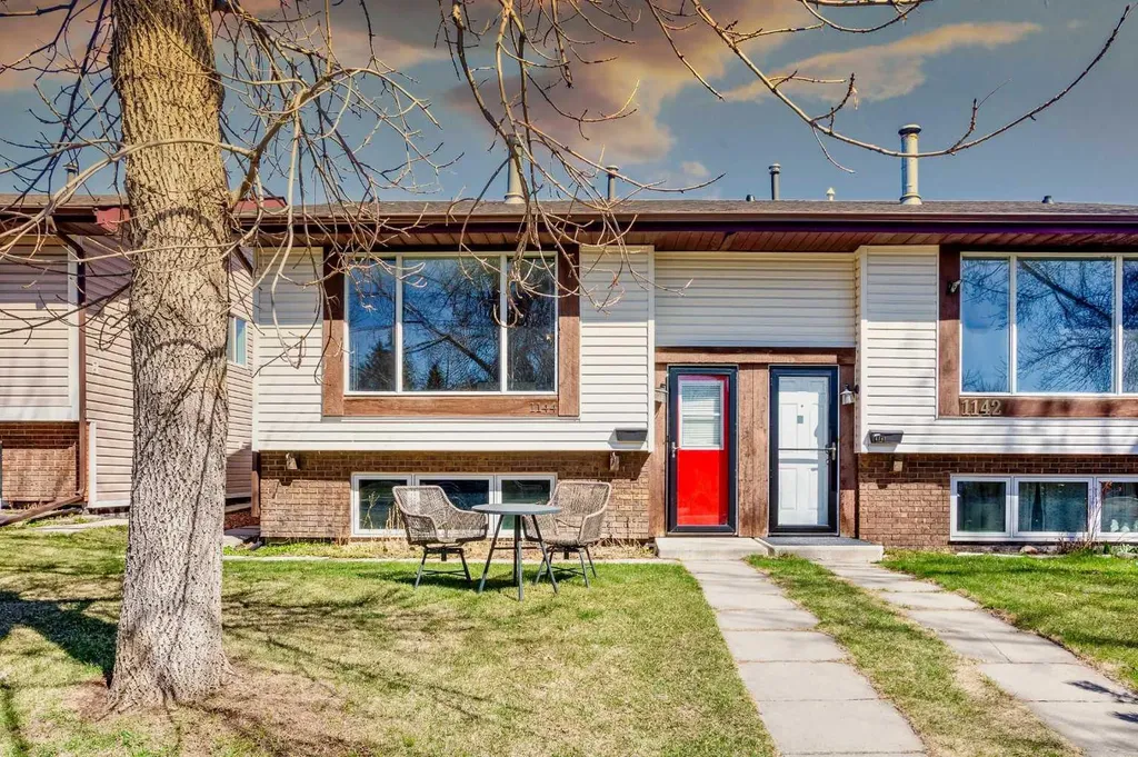 1144 Berkley Drive NW Calgary AB T3K 1E4