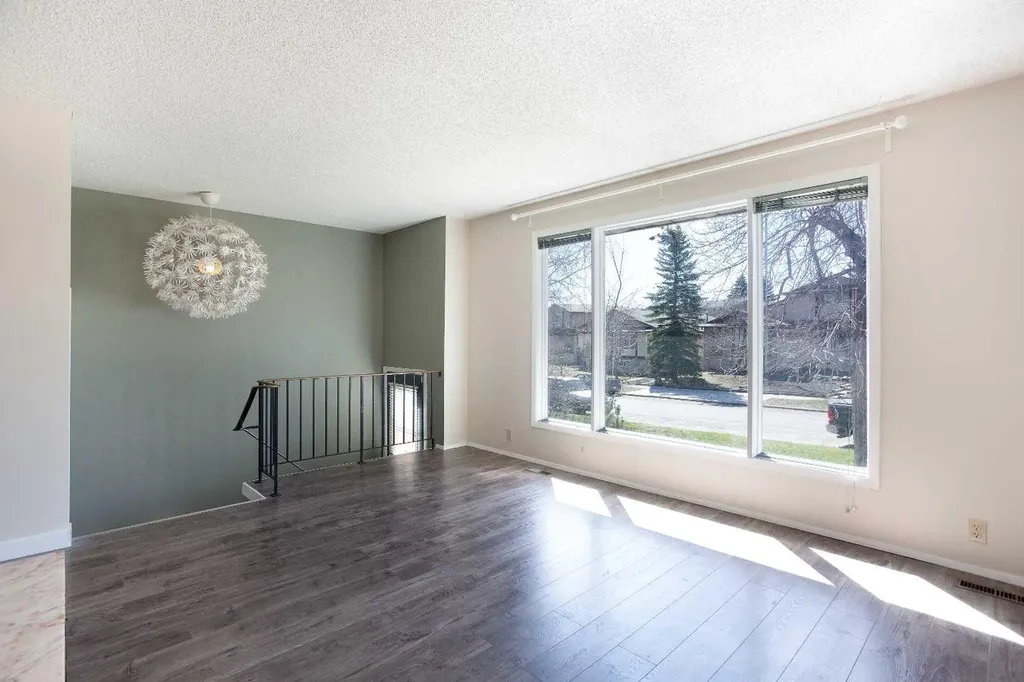 1144 Berkley Drive NW Calgary AB T3K 1E4