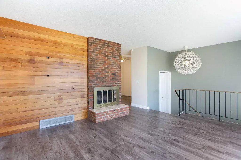 1144 Berkley Drive NW Calgary AB T3K 1E4