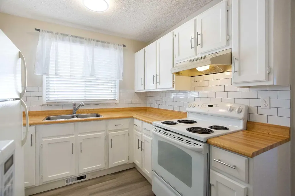 1144 Berkley Drive NW Calgary AB T3K 1E4