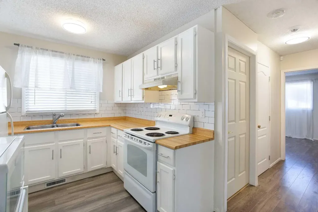 1144 Berkley Drive NW Calgary AB T3K 1E4