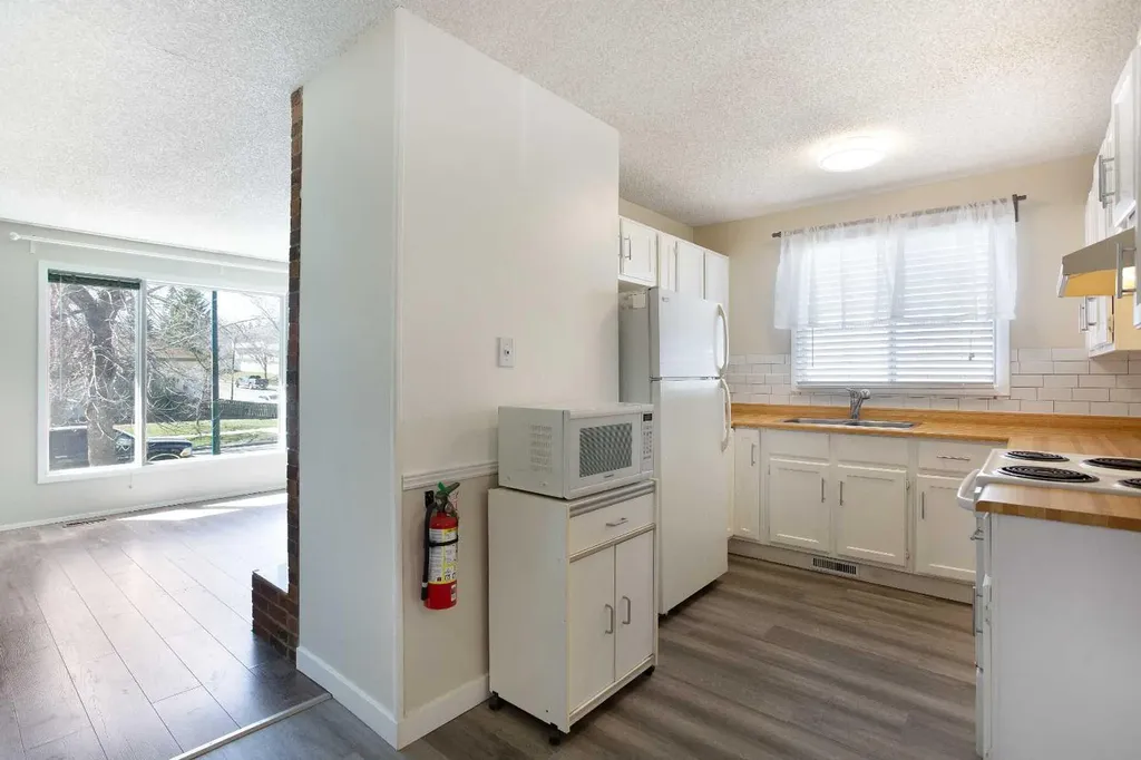1144 Berkley Drive NW Calgary AB T3K 1E4