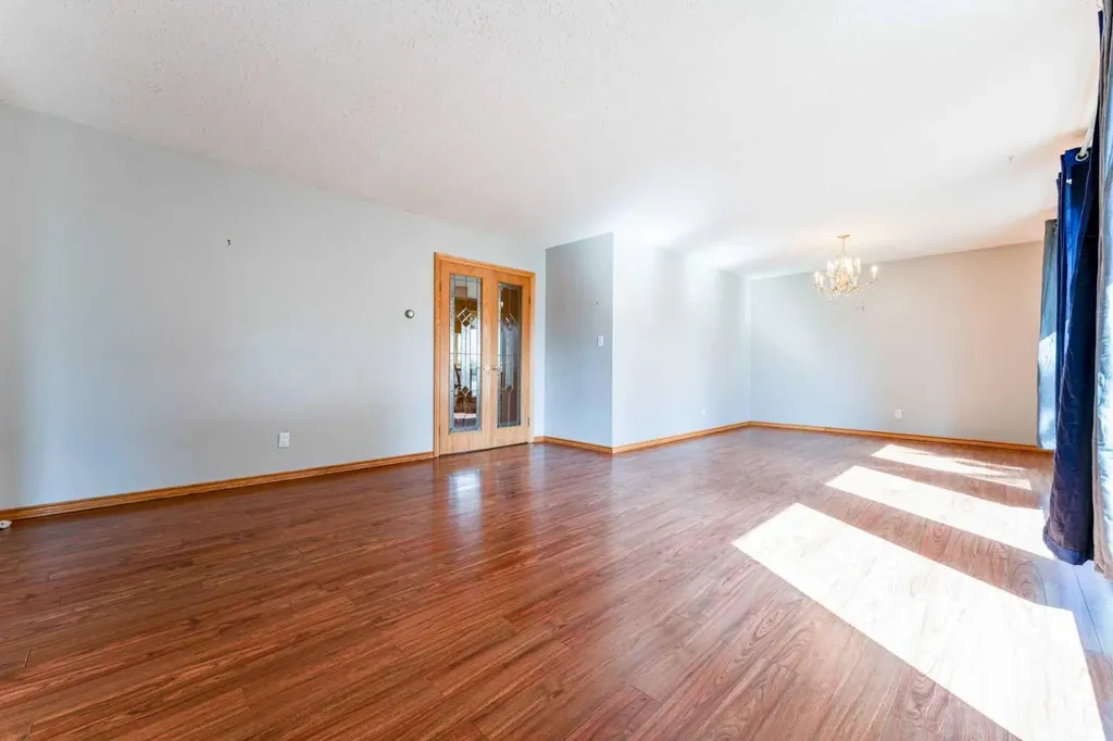5306 57 Avenue Olds AB T4H 1J3