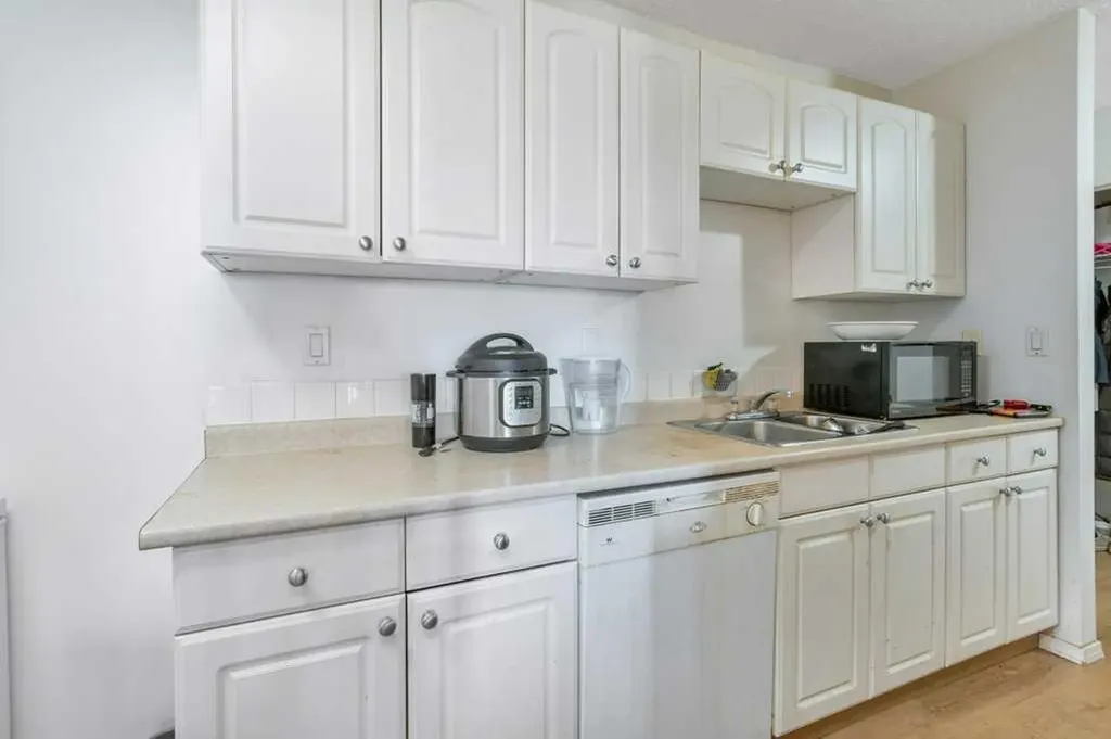 4904 54 Street Red Deer AB T4N2G8