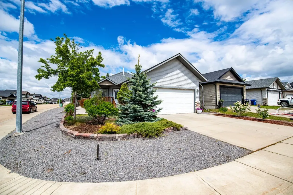 57 Woodbine Close Blackfalds AB T4M 0K5