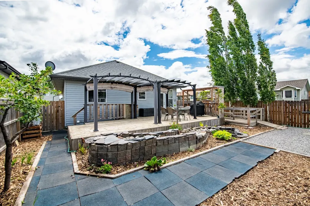 57 Woodbine Close Blackfalds AB T4M 0K5