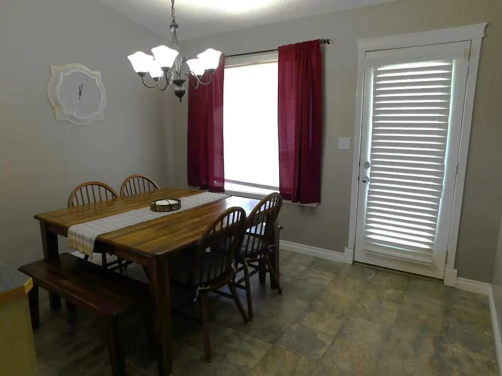 136 Meadowbrook Drive E Brooks AB T1R 1N8