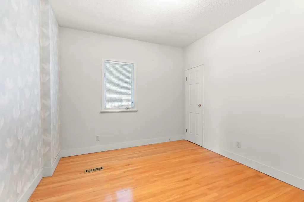 548 7 Street SE Medicine Hat AB T1A1K3