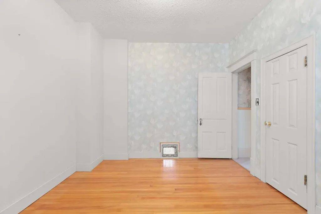548 7 Street SE Medicine Hat AB T1A1K3