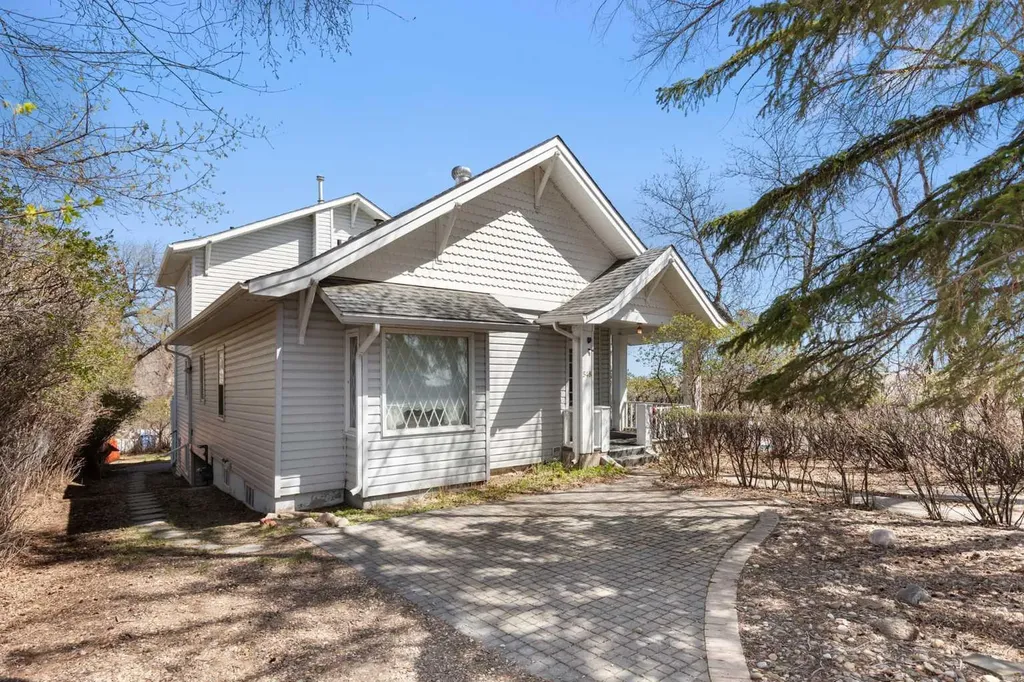 548 7 Street SE Medicine Hat AB T1A1K3