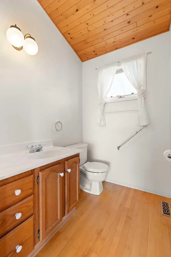 548 7 Street SE Medicine Hat AB T1A1K3