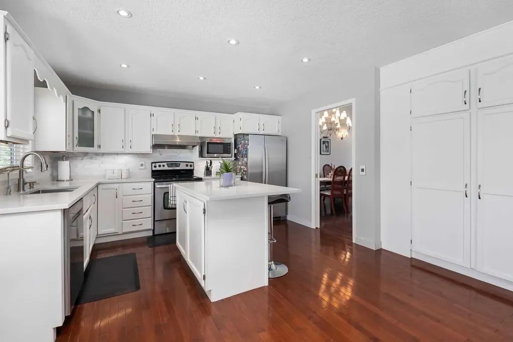 95 Hawkstone Close NW Calgary AB T3G 3P3