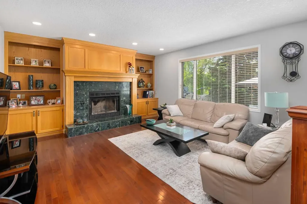 95 Hawkstone Close NW Calgary AB T3G 3P3