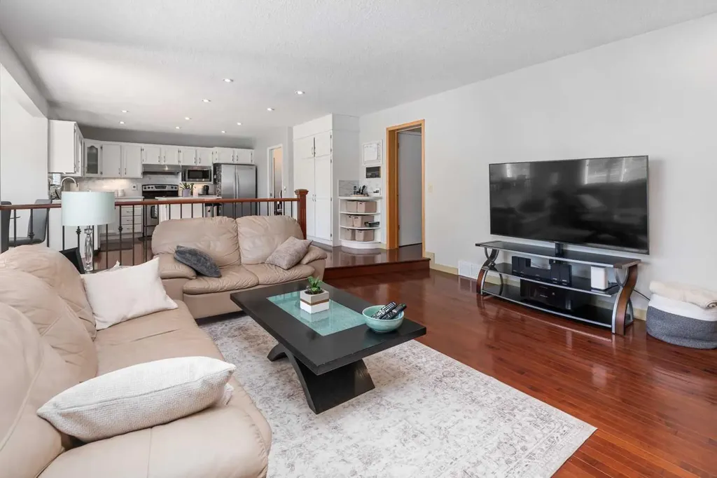 95 Hawkstone Close NW Calgary AB T3G 3P3