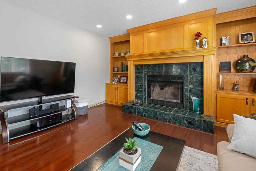 95 Hawkstone Close NW Calgary AB T3G 3P3
