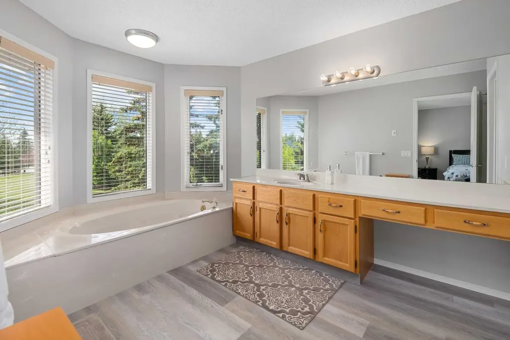95 Hawkstone Close NW Calgary AB T3G 3P3