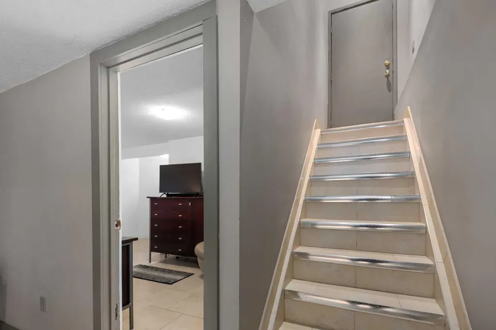 95 Hawkstone Close NW Calgary AB T3G 3P3