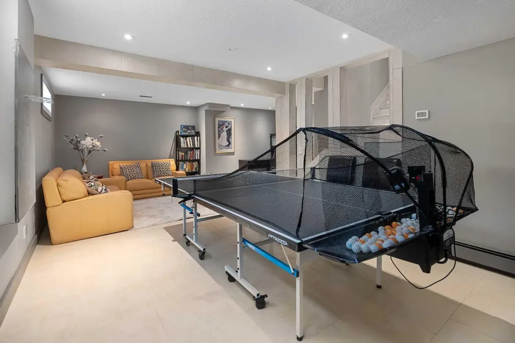 95 Hawkstone Close NW Calgary AB T3G 3P3