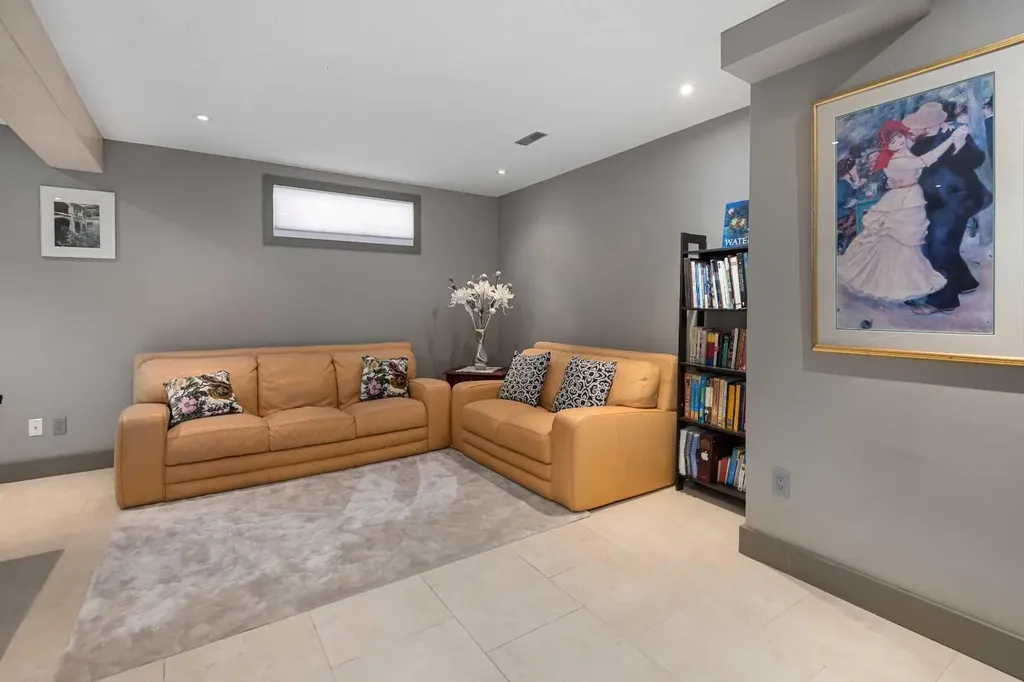 95 Hawkstone Close NW Calgary AB T3G 3P3
