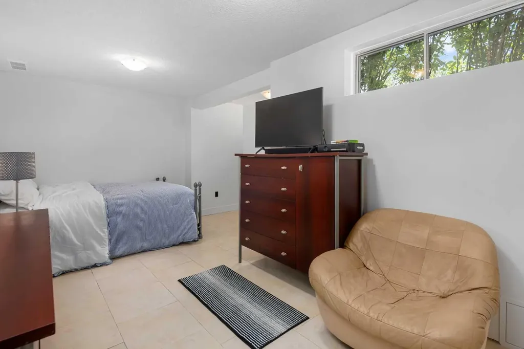 95 Hawkstone Close NW Calgary AB T3G 3P3