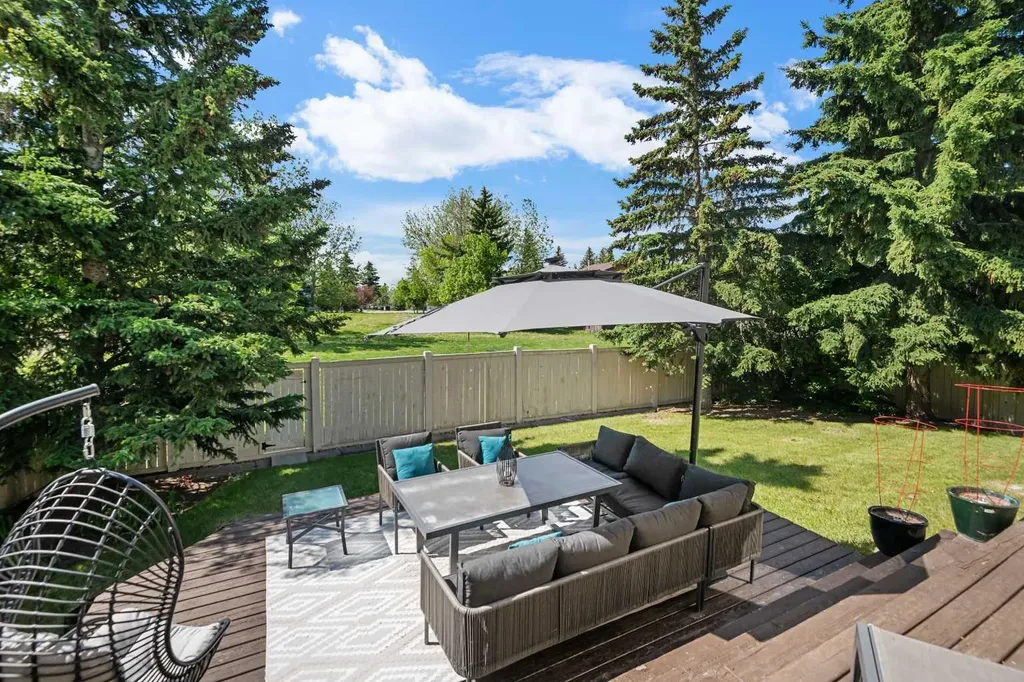 95 Hawkstone Close NW Calgary AB T3G 3P3